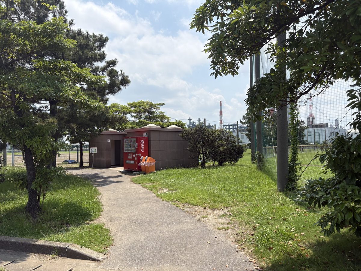 養老川近くのトイレと自動販売機